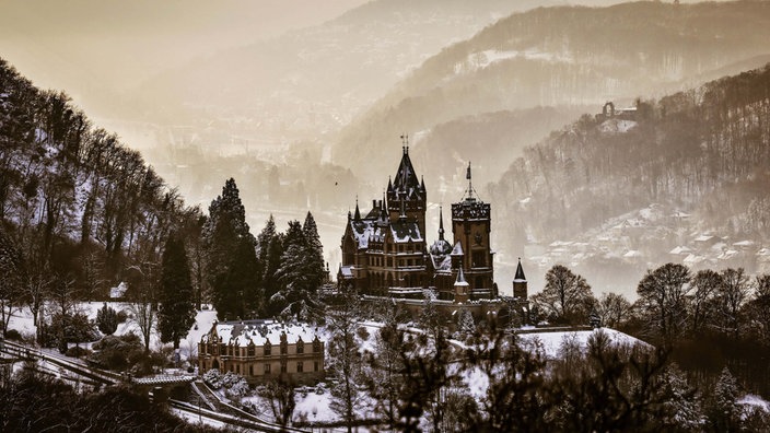 Schloss Drachenfels liegt im Schatten, während im Rheintal die Sonne scheint