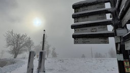 Verschneites Schild bei Winterberg