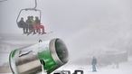 Schneekanone vor einem Skilift