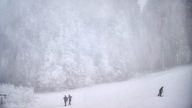 Spaziergänger und Skifahrer im Schnee