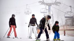 Skifahrer vor einem Sessellift