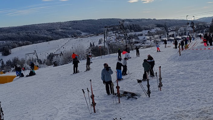 Skifahrende auf einem Hang in Winterberg