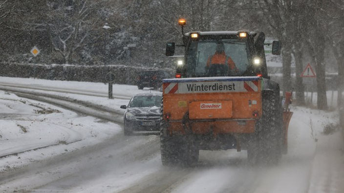Bad Honnef: Ein Winterdienst fährt über eine Landstrasse. Im südlichen Teil von Nordrhein-Westfalen hat Schneefall eingesetzt.