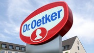 Ein Schild vor der Dr. Oetker-Firmenzentrale in Bielefeld.