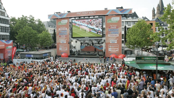Public Viewing auf dem Heumarkt in Köln beim Eröffnungsspiel der WM 2006