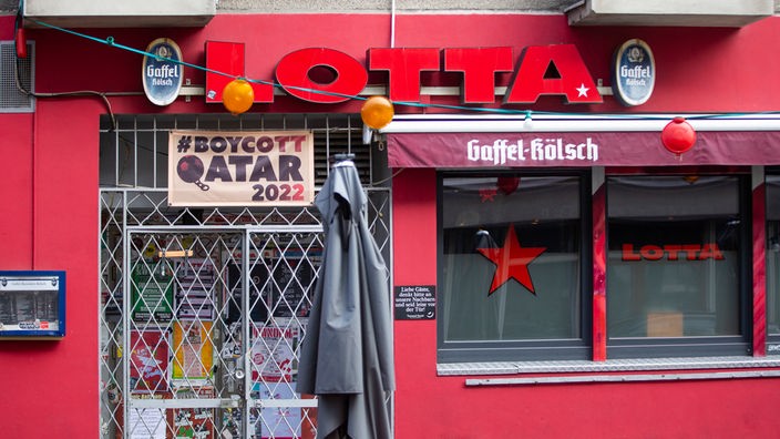 ie Kneipe Lotta in der Kölner Südstadt boykottiert die Fussball WM-Spiele in Katar und hat über dem Eingang ein Banner mit der Aufschrift «#Boycott Qatar 2022» aufgehängt.