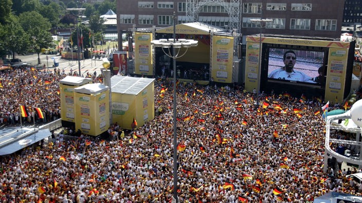 Deutsche Fans schwenken ihre Fahnen vor dem Spiel der FIFA Fussball-Weltmeisterschaft 2006 