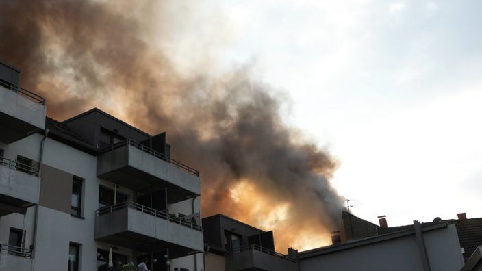 Rauchwolke über dem brennenden Wohnhaus