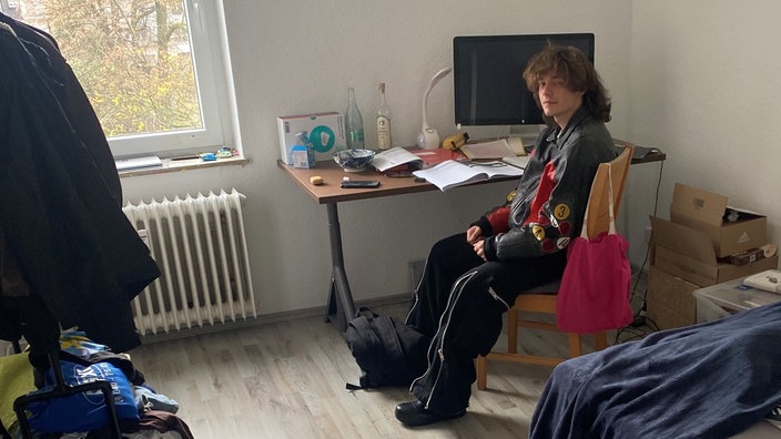 Jacob Stielssitzt auf dem Bett in seinem WG-Zimmer in Düsseldorf