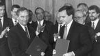 Wolfgang Schäuble, CDU, und der DDR - Staatsekretär Günter Krause unterzeichneten in Bonn den Einigungsvertrag
