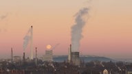 Der Wolfsmond steht tief über dem Kraftwerk in Herne