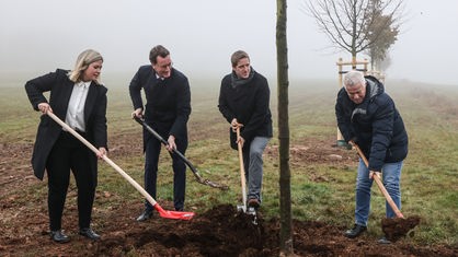 Ministerpräsident Wüst pflanzt Erinnerungsbaum für Flutopfer