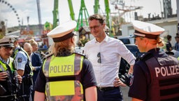 Hendrik Wüst besucht Einsatzkräfte auf Pützchens Markt