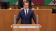 Hendrik Wüst spricht im Landtag in NRW.
