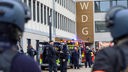 Polizisten riegeln das Schulgebäude in Wuppertal ab