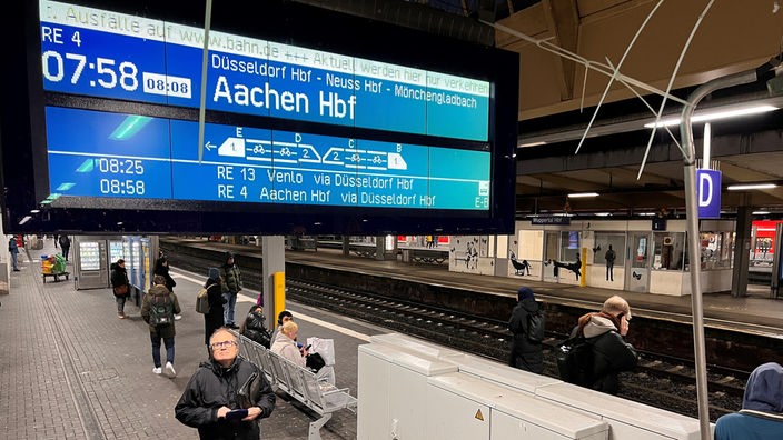 Wuppertal Hbf - eine Anzeigetafel zeigt: Wegen des GDL-Streiks fahren viele Bahnen nicht oder nur eingeschränkt