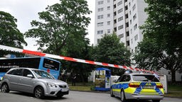 Einsatzfahrzeug der Polizei steht in Wuppertal vor einem Hochhaus