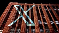 X wird auf einem Gebäude gezeigt 