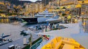 Yacht in Monte Carlo, Monaco im Hafen vor leichtenden Häusern 