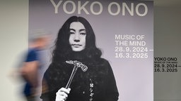 Plakat für die Ausstellung «Yoko Ono. Music of the Mind» 