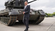 Bundeskanzler Olaf Scholz (SPD) steht vor einem Panzer