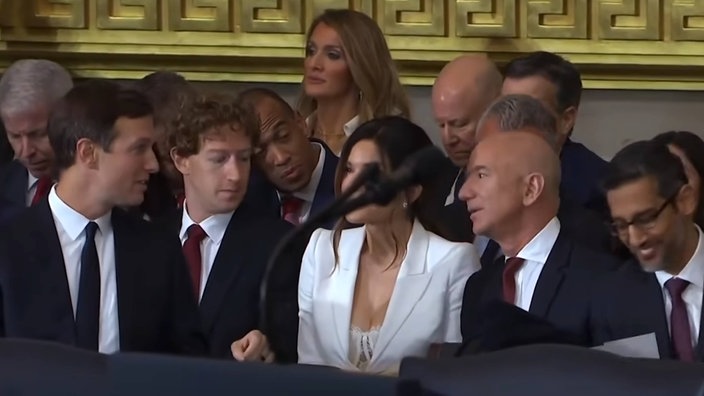 Mark Zuckerberg schaut Lauren Sanchez mutmaßlich in den Ausschnitt