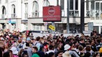 Zahlreiche Karnevalisten stehen an einer Absperrung, da Polizeibeamte den Zugang zur Zülpicher Straße wegen Überfüllung abgeriegelt haben.
