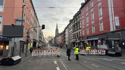 Die noch leere Zülpicher Straße in Köln am Morgen von Weiberfastnacht.