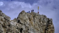 Menschen auf dem Gipfel der Zugspitze in Bayern (Archivbild).