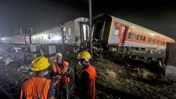 Zugunglück in Indien: Rettungskräfte arbeiten an der Unglücksstelle