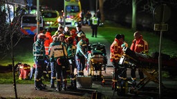 Rettungskräfte am verunglückten Zug in den Niederlanden.