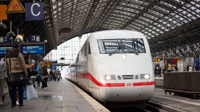 Ein ICE-Zug hält Einfahrt in den Kölner Hauptbahnhof