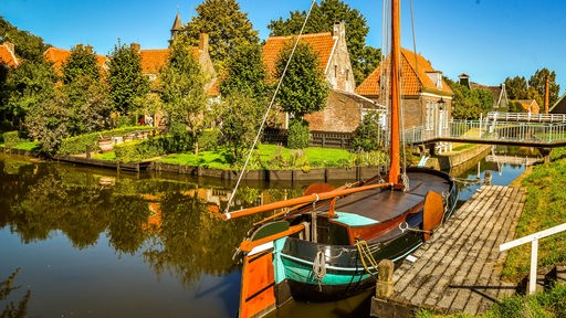 Ein traditionelles Fischerboot in Enkhuizen in den Niederlanden