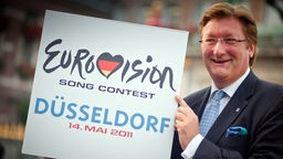 Düsseldorfs Oberbürgermeister Dirk Elbers mit einem Würfel, der für den Eurovision Song Contest 2011 in Düsseldorf wirbt