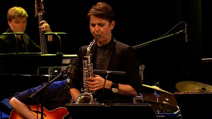 Karolina Strassmayer spielt Saxophon