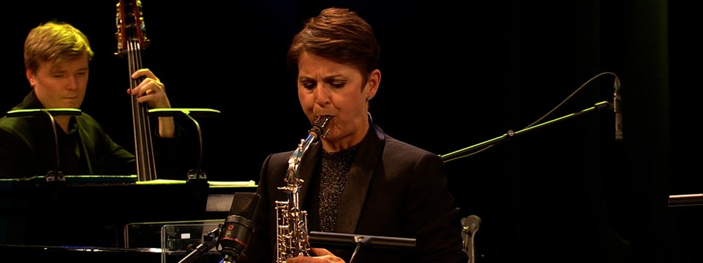 Karolina Strassmayer spielt Saxophon