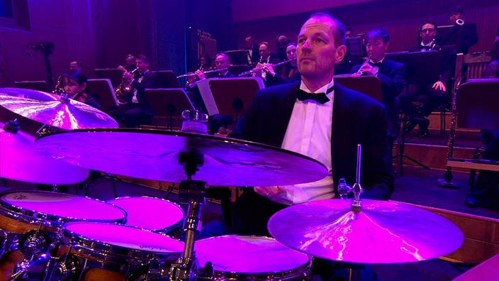 Michael Schmidt spielt Schlagzeug
