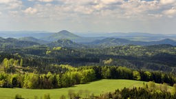 Böhmisches Niederland: Aussicht vom Wolfsberg (Vlčí hora) auf die Böhmische Schweiz mit Rosenberg (Růžovský vrch)