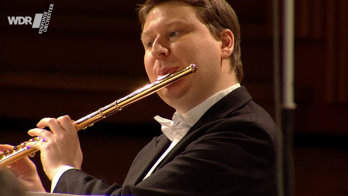 Flötist spielt C.P.E. Bach Sinfonie Nr. 2