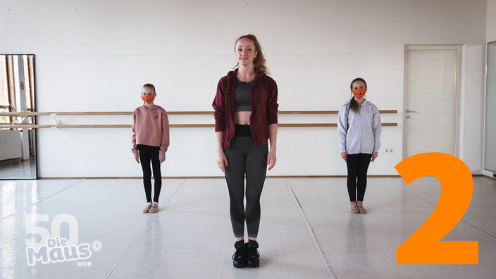 drei Tänzerinnen der Ballettschule im Hofgarten Lohmar erklären den Maustanz