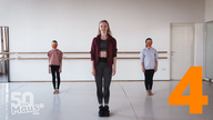drei Tänzerinnen der Ballettschule im Hofgarten Lohmar erklären den Maustanz
