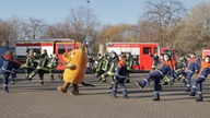 Die Feuerwehr Köln tanzt den Maus-Tanz