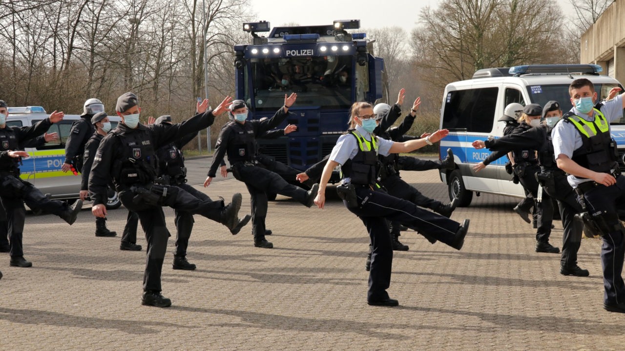 Die Polizei NRW Köln tanzt den Maustanz