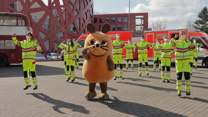 Die Rettungswache der Feuerwehr Köln tanzt den Maus-Tanz