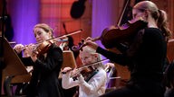 Mädchen spielt Bratsche mit zwei Musikerinnen des WDR Sinfonieorchester