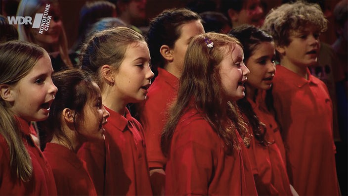 Kinder auf Bühne singen 
