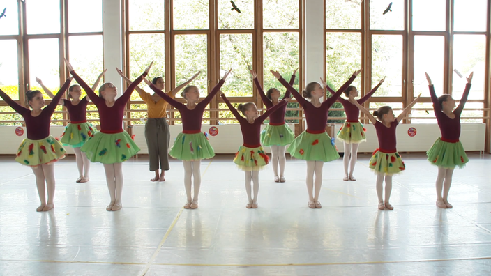 Die Ballettschule im Hofgarten aus Lohmar tanzt zu Musik von Pjotr Tschaikowsky
