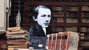 Collage: Der junge Komponist Peter Tschaikowsky mit Büchern