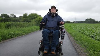 Dennis Wilkens in seinem Rollstuhl