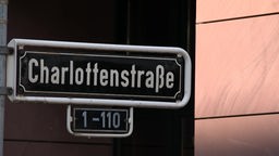 Ein Straßenschild zeigt die Charlottenstraße in Düsseldorf an.